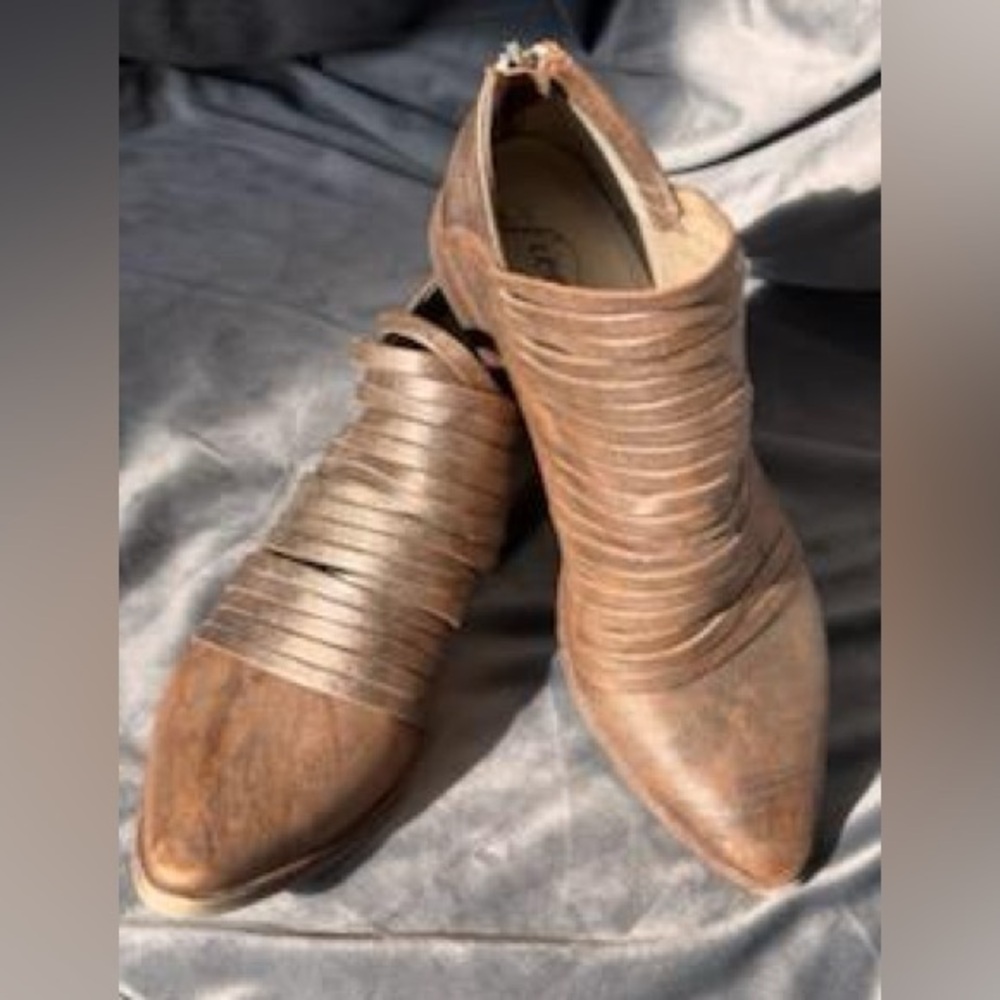Free People Lost Valley Booties
Metallic Bronze Italian Leather
size 39/8.5 - Picture 13 of 15